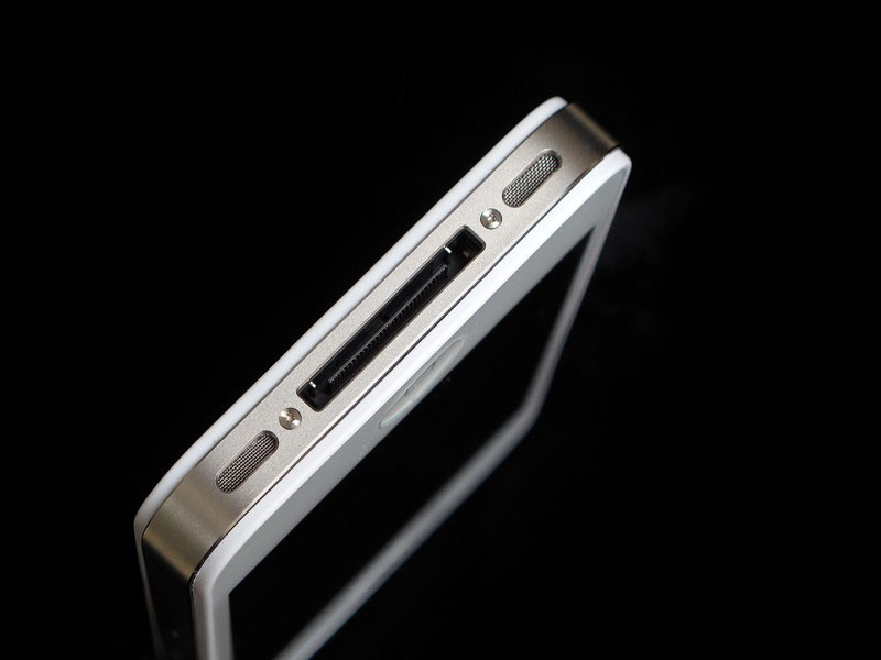 尼采A8安卓2.3智能款，苹果4S外观，黄金尺寸3.5英寸，金属边框内置8G储存卡