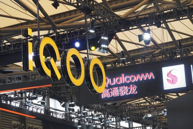 120W超快闪充15分钟充满  iQOO CJ现场体验 