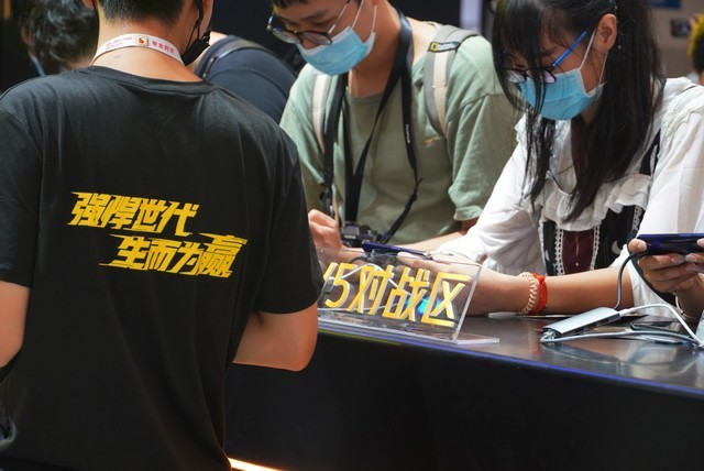 120W超快闪充15分钟充满  iQOO CJ现场体验 